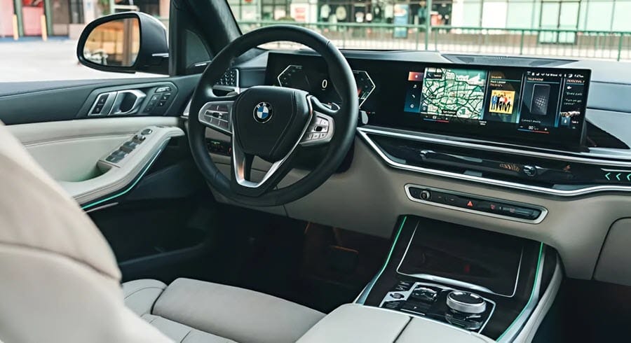 مواصفات بي ام دبليو X7 2025 4 شاشة عدادات رقمية بقياس 12.3 بوصة متصلة بسلاسة مع شاشة معلومات وترفيه لمسية بقياس 14.9 بوصة